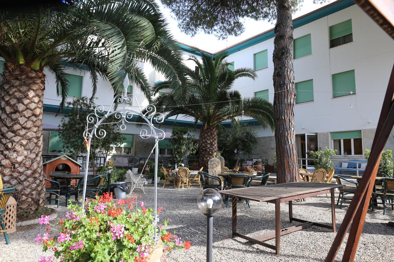 Hotel Massimo Marina di Cecina Exteriör bild