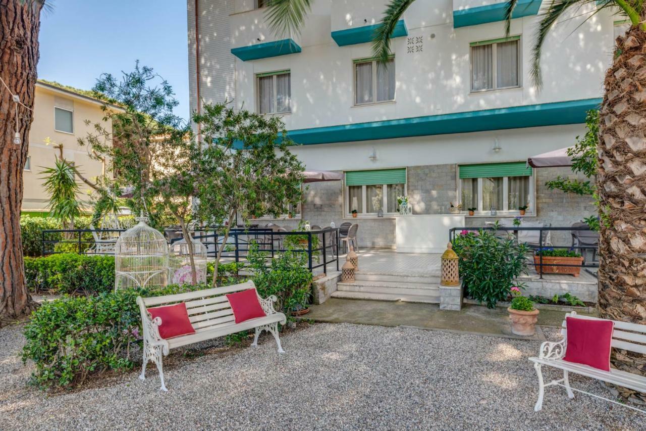 Hotel Massimo Marina di Cecina Exteriör bild