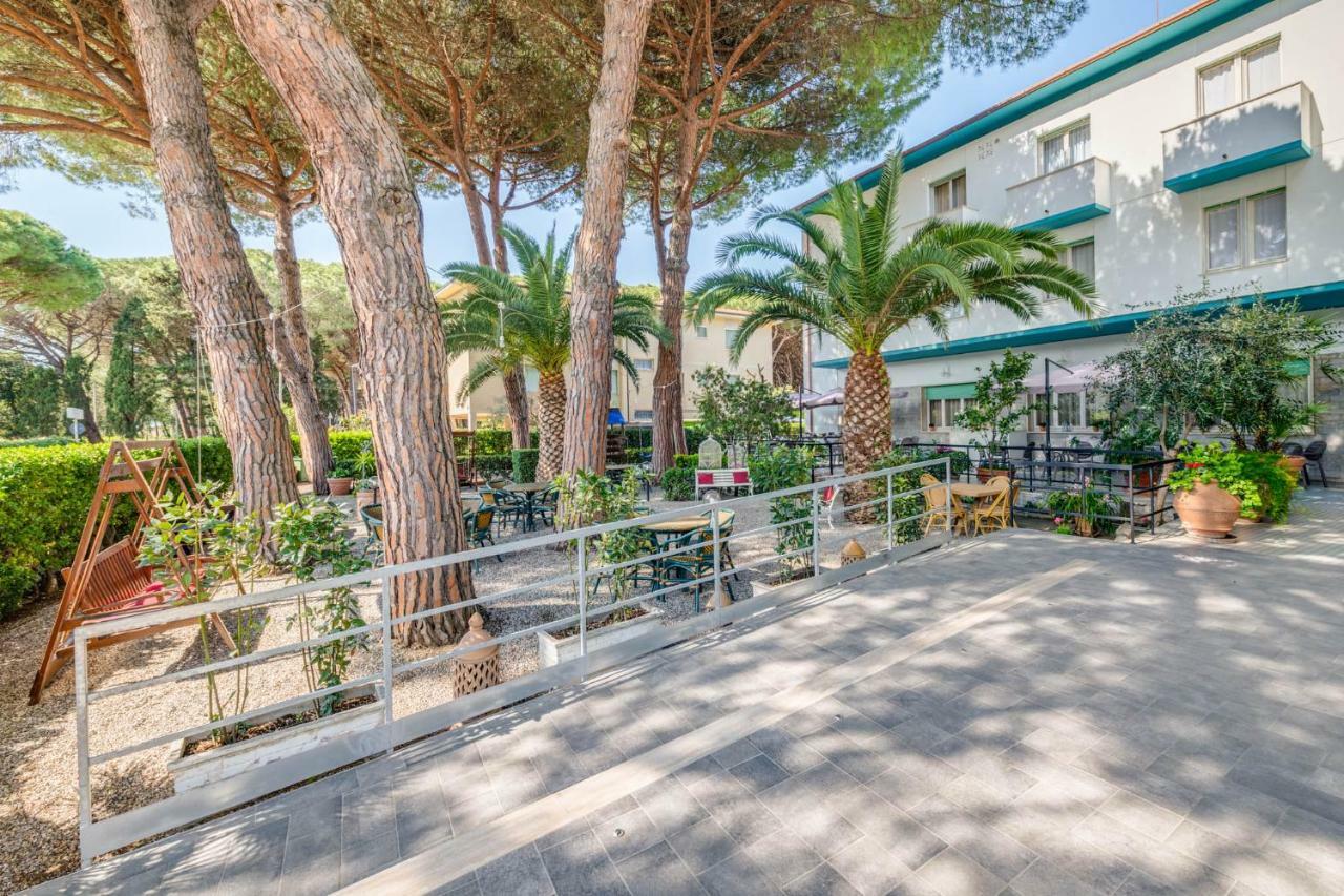 Hotel Massimo Marina di Cecina Exteriör bild