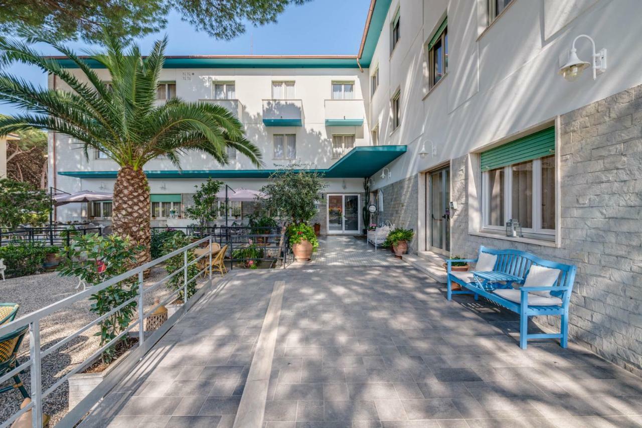 Hotel Massimo Marina di Cecina Exteriör bild
